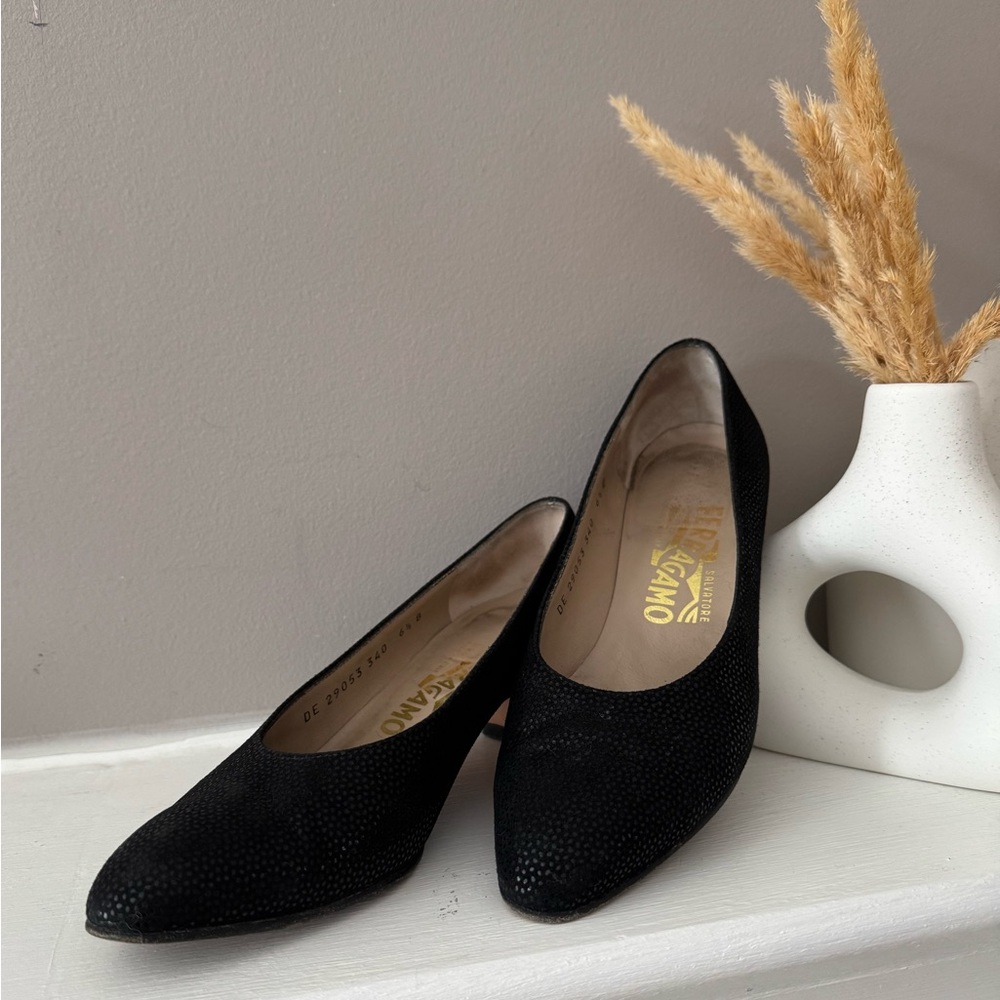 SALVATORE FERRAGAMO black embossed textured pumps vintage 6.5 D